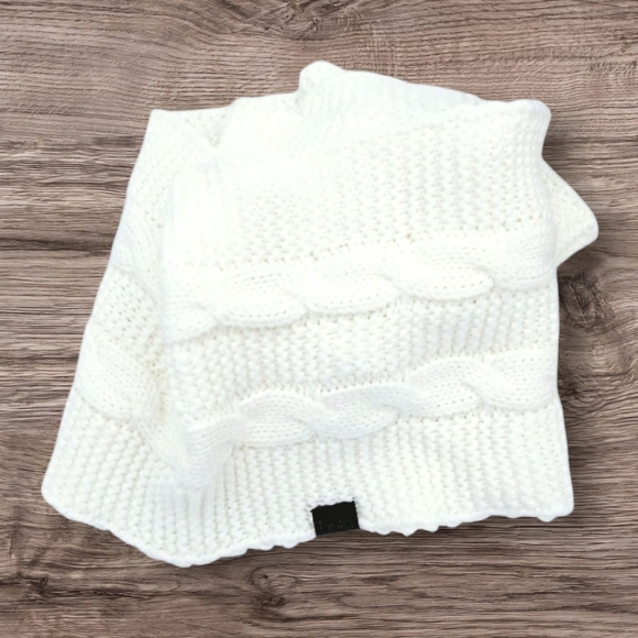 BULA Knit White Infinity Scarf NWOT - Picture 2 of 6